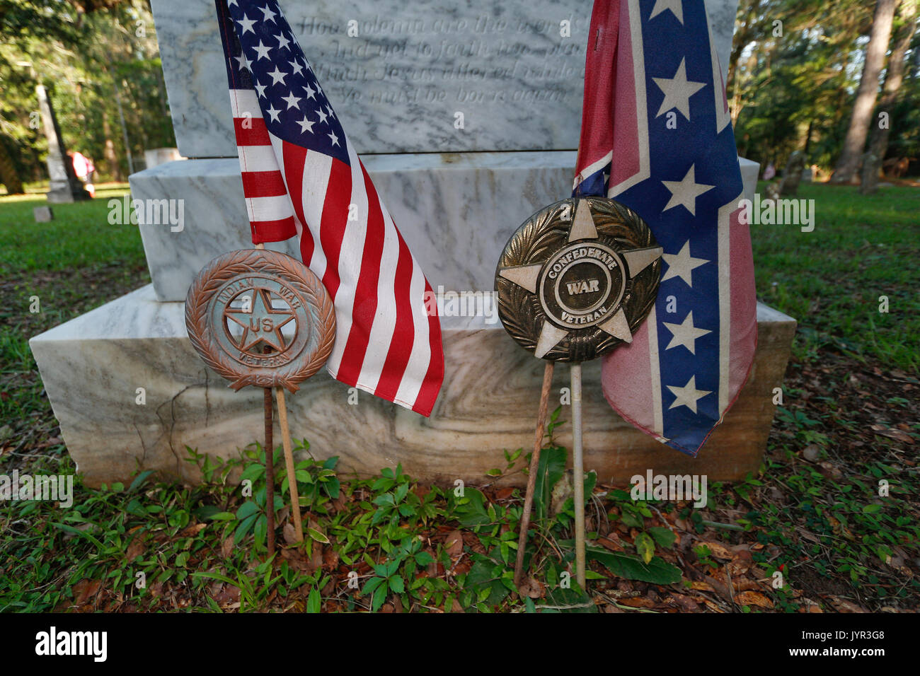 Vétéran de la guerre des Confédérés le long de marqueur à la fois avec le drapeau des confédérés et le drapeau américain dans un cimetière historique près de Ocala, Floride Banque D'Images