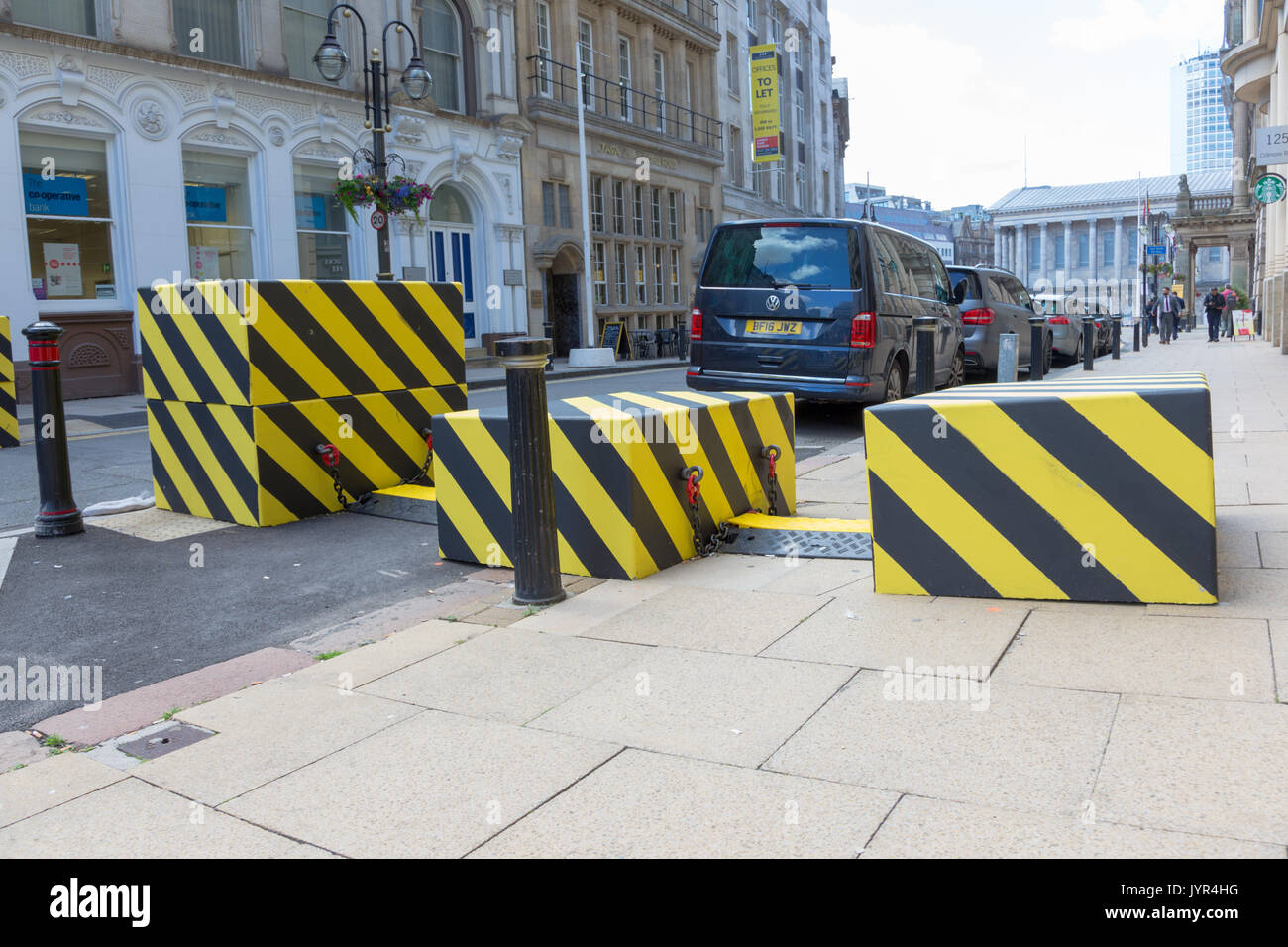 Barrière pour les véhicules à travers un blocage de la route contre les attaques terroristes dans la ville de Birmingham UK Banque D'Images