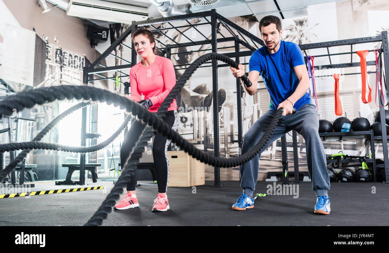 La femme et l'homme dans la formation fonctionnelle de sport avec corde bataille Banque D'Images