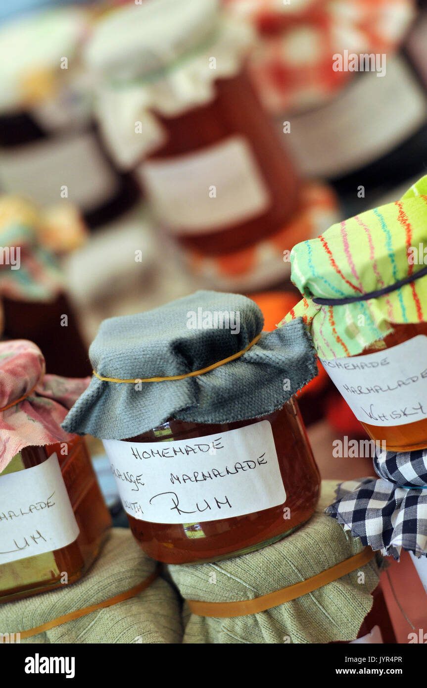 Confitures Confitures et miel et huiles spiritueux relish à la vente à un festival de l'ail sur l'île de Wight tipsy sucreries Banque D'Images