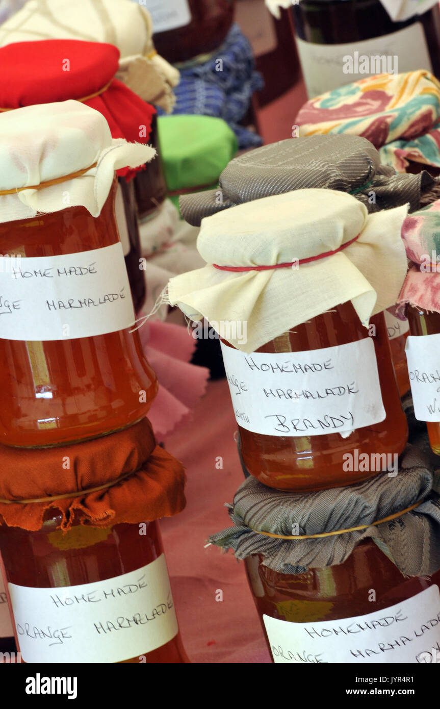 Confitures Confitures et miel et huiles spiritueux relish à la vente à un festival de l'ail sur l'île de Wight tipsy sucreries Banque D'Images
