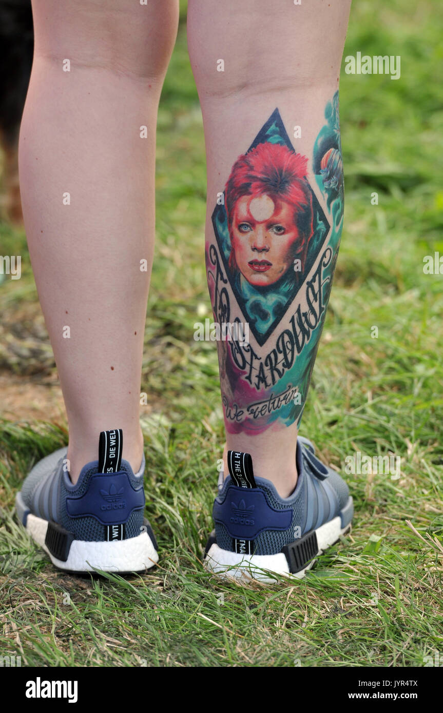 David Bowie tatouage sur la jambe de quelqu'un change Ziggy Stardust et le major Tom merry christmas mr lawrence stars pop rock music Banque D'Images