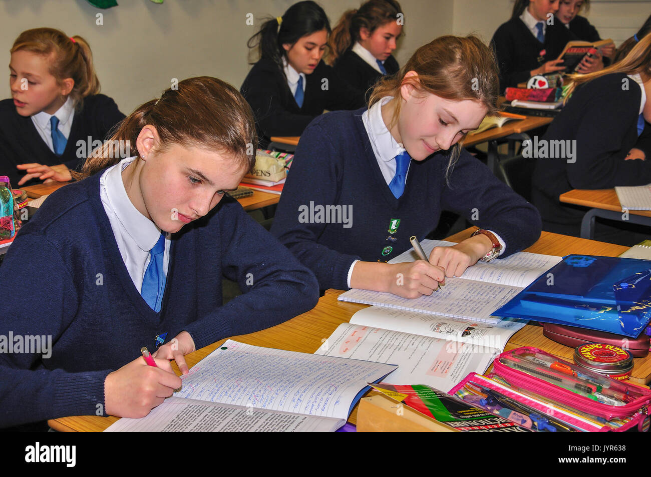 Les filles en classe, Heathfield St.Mary's Girls School, London Road, Ascot, Berkshire, Angleterre, Royaume-Uni Banque D'Images