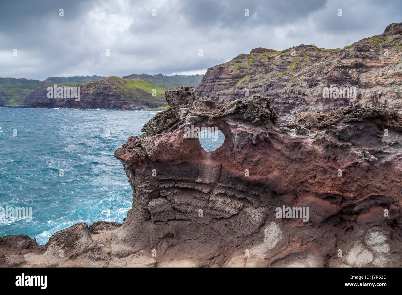 Trou en forme de coeur vu sur randonnée pédestre à Nakalele Évent de Maui Banque D'Images