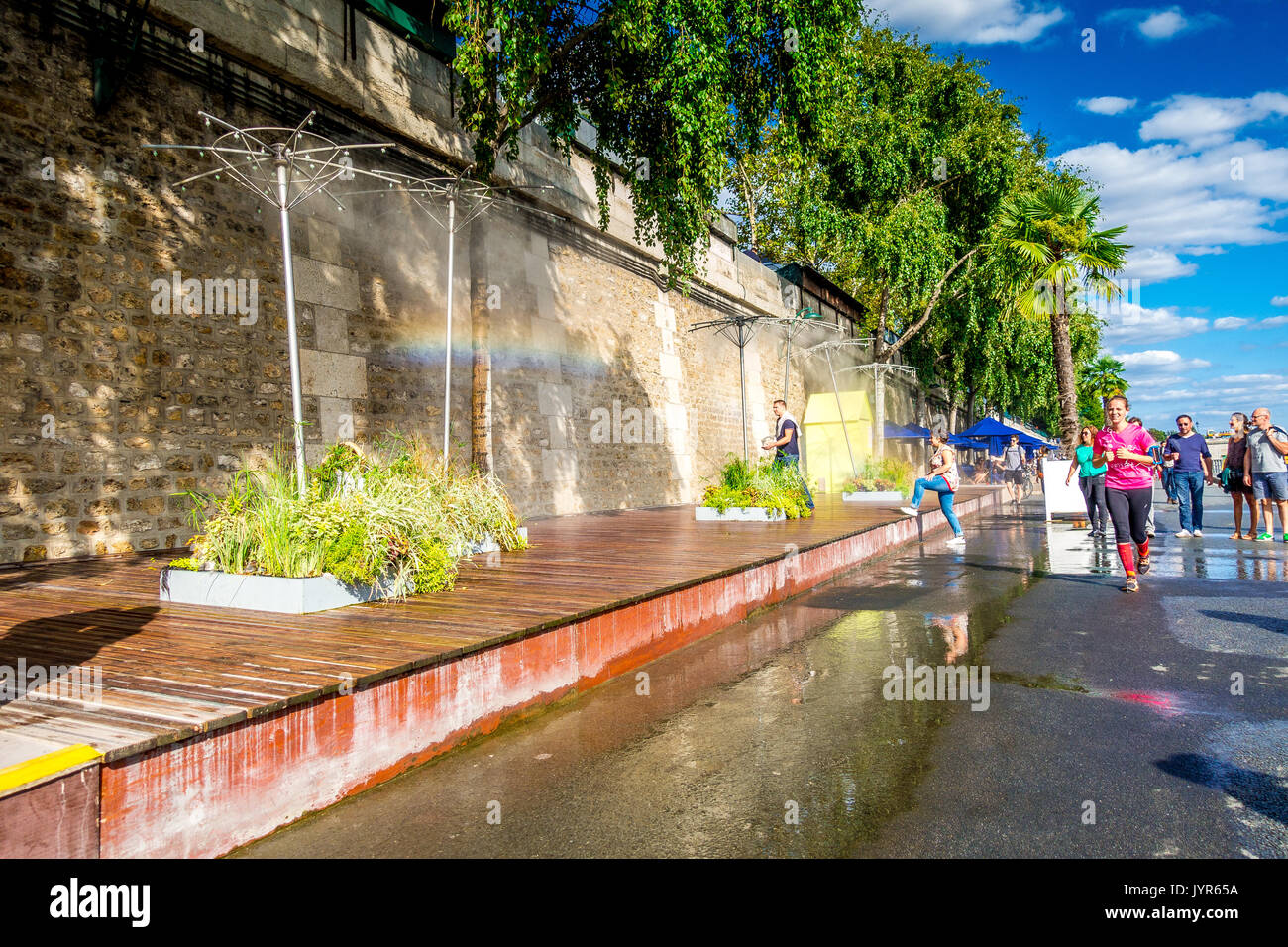Aspersion d'eau fournir le soulagement de la chaleur de l'été au cours de l Paris Plages Banque D'Images