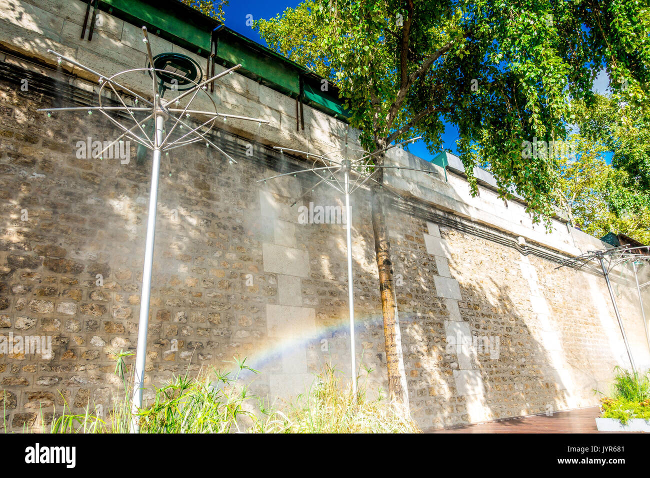Aspersion d'eau fournir le soulagement de la chaleur de l'été au cours de l Paris Plages Banque D'Images