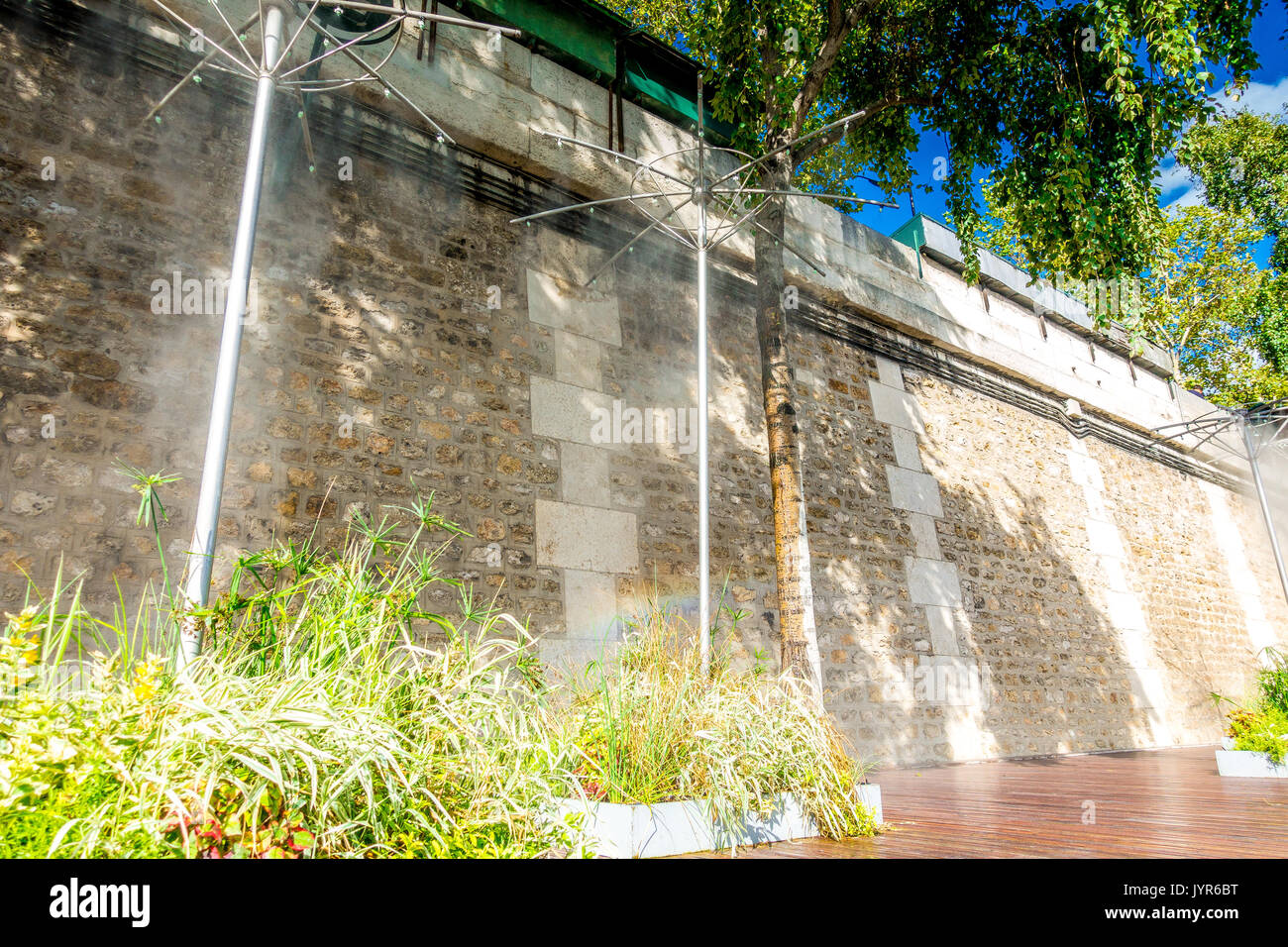 Aspersion d'eau fournir le soulagement de la chaleur de l'été au cours de l Paris Plages Banque D'Images