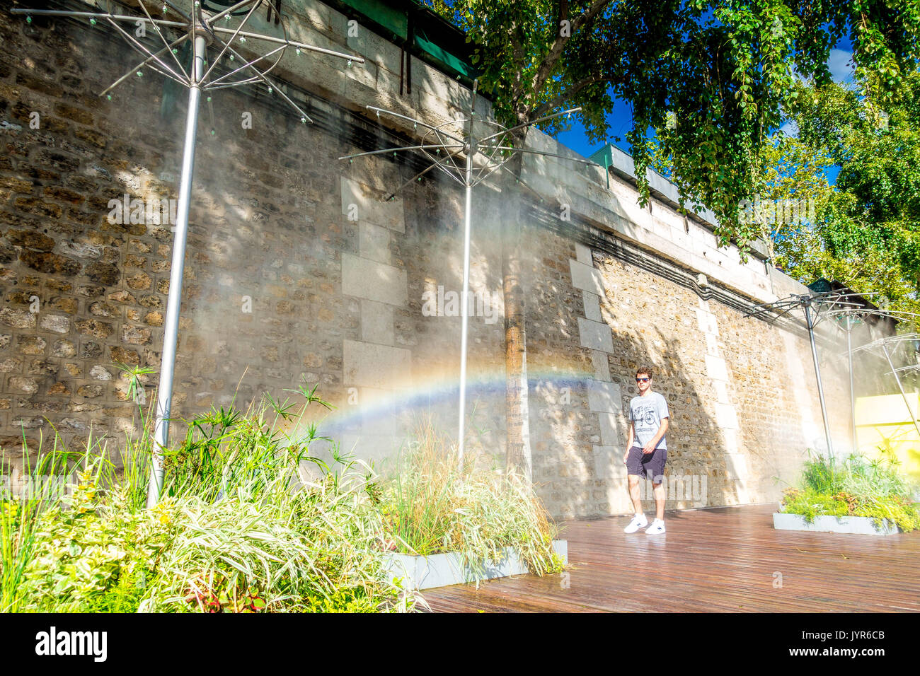 Aspersion d'eau fournir le soulagement de la chaleur de l'été au cours de l Paris Plages Banque D'Images