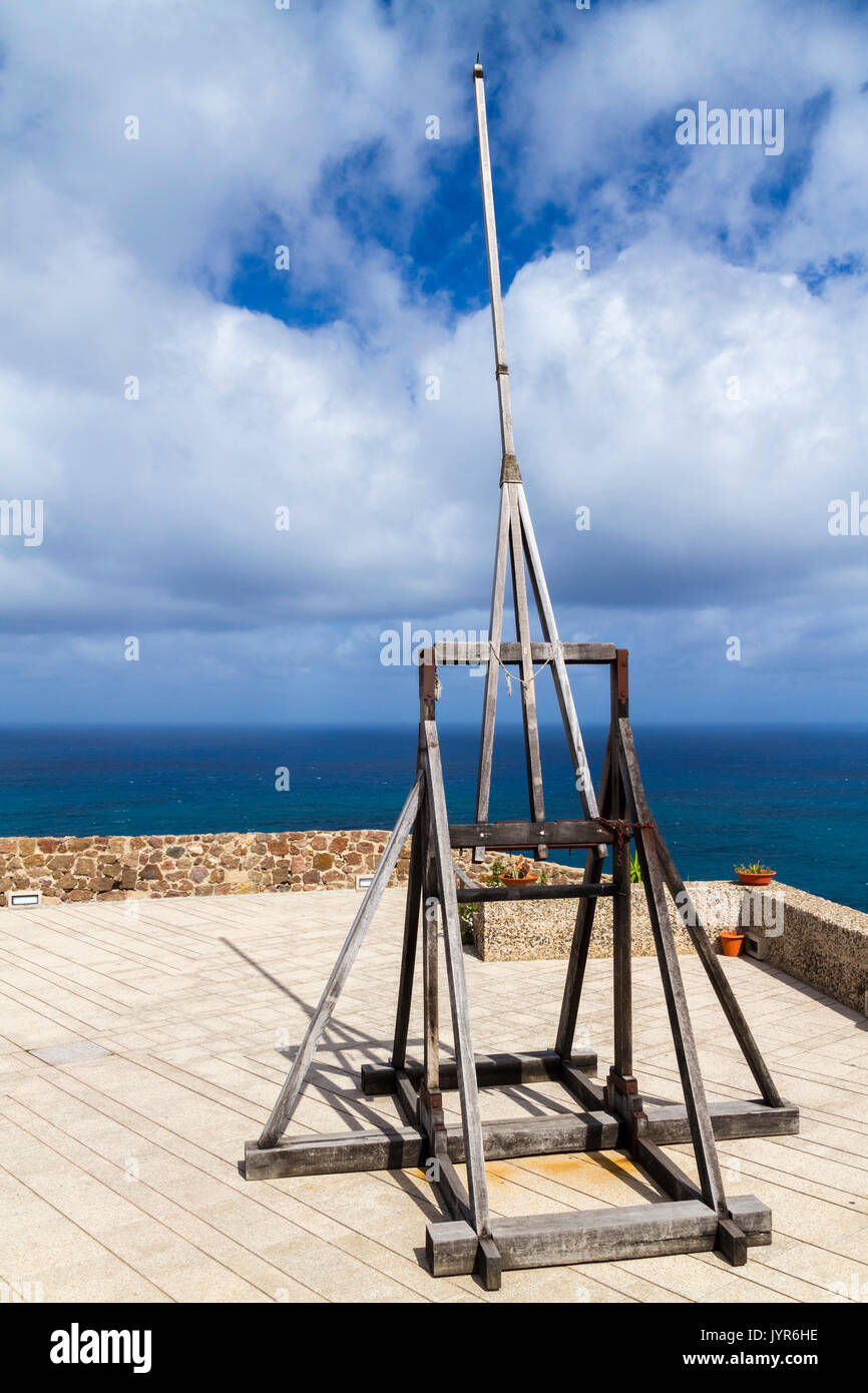 Vue d'un trébuchet sur le toit de l'ancienne forteresse de Castelsardo, province de Sassari, Sardaigne, Italie, Europe. Banque D'Images