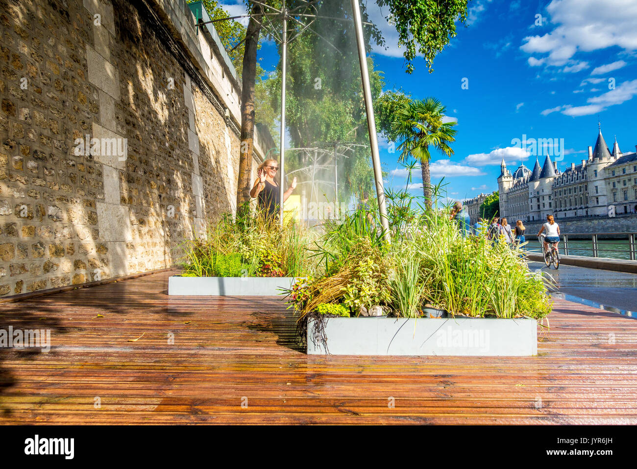 Aspersion d'eau fournir le soulagement de la chaleur de l'été au cours de l Paris Plages Banque D'Images
