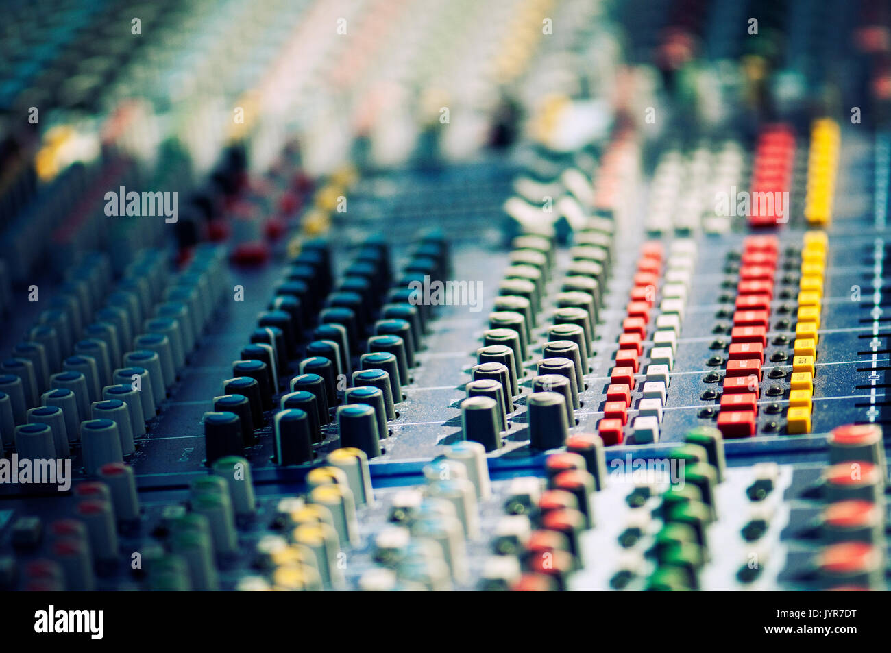 Gros plan du mixeur audio colorés. Banque D'Images