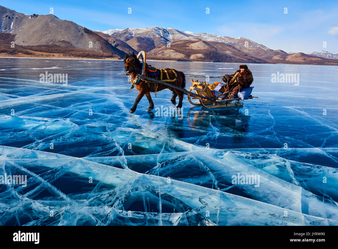 La Mongolie, province de Khövsgöl, traîneau à cheval sur le lac gelé de Khövsgöl en hiver Banque D'Images