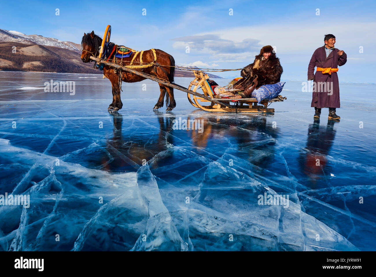 La Mongolie, province de Khövsgöl, traîneau à cheval sur le lac gelé de Khövsgöl en hiver Banque D'Images