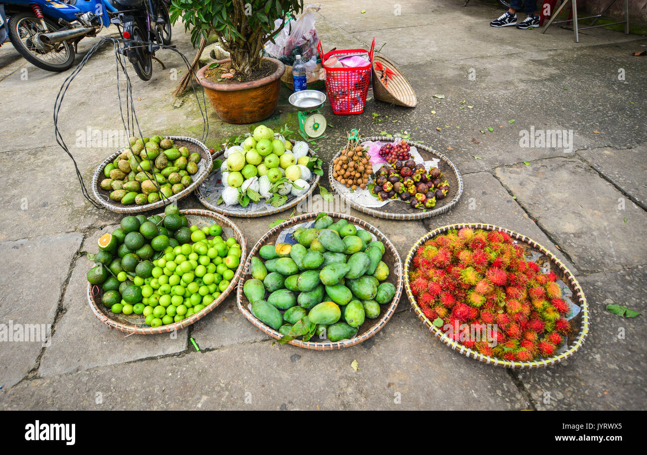 Dalat, Vietnam - Aug 19, 2017. Fruits frais au marché de rue à Dalat, au Vietnam. Da Lat est une destination touristique populaire, situé à 1 500m au-dessus de la mer leve Banque D'Images