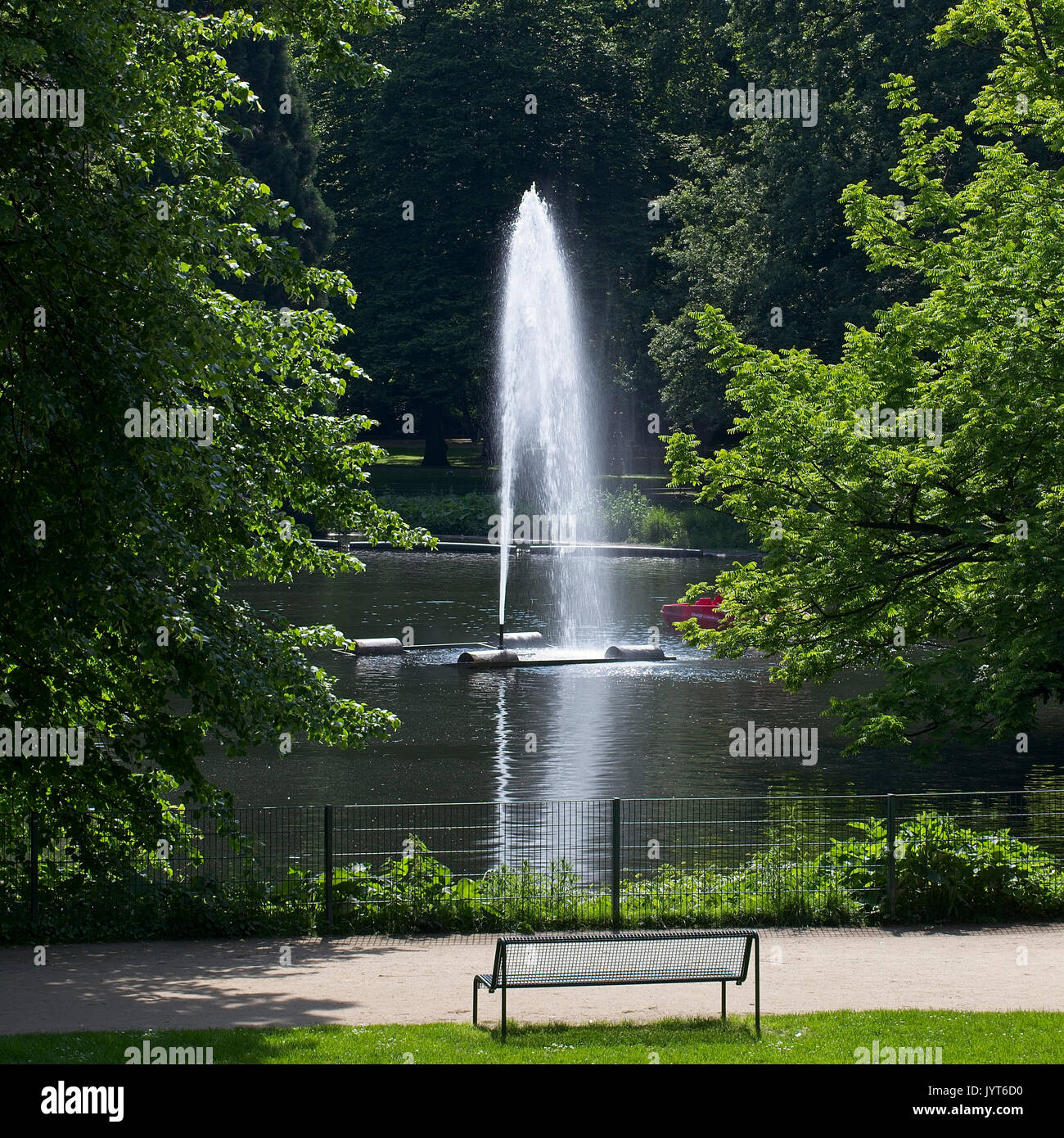 Fontaine d'eau dans Parc Volksgarten, Cologne (Köln), Allemagne. Banque D'Images Fontaine d'eau dans Parc Volksgarten, Cologne (Köln), Allemagne. Banque D'Images
