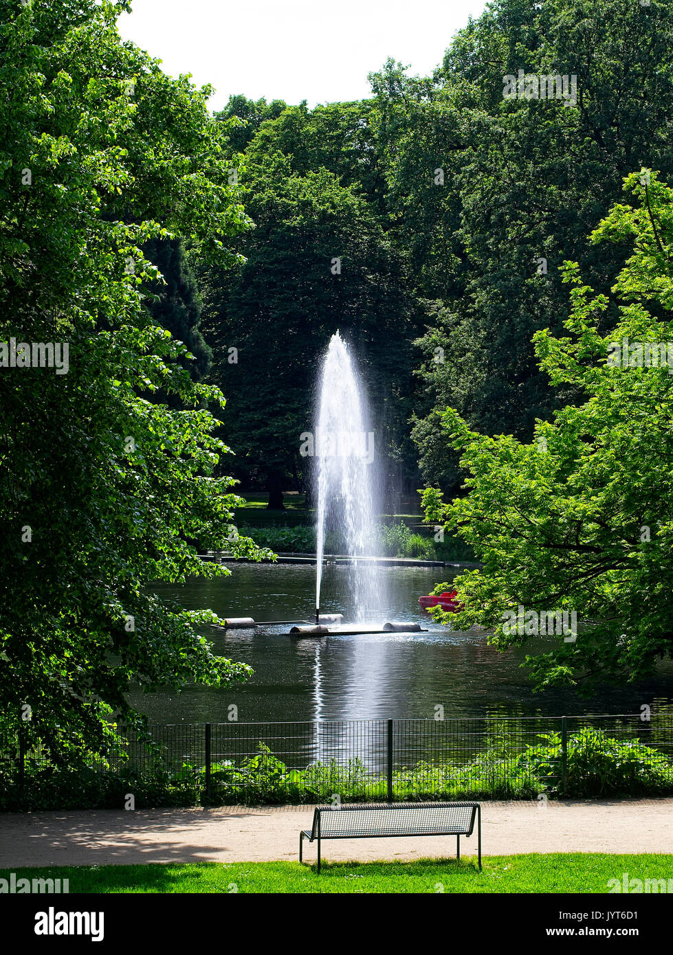 Fontaine d'eau dans Parc Volksgarten, Cologne (Köln), Allemagne. Banque D'Images Fontaine d'eau dans Parc Volksgarten, Cologne (Köln), Allemagne. Banque D'Images