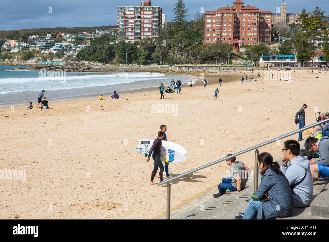 Les jeunes hommes avec des planches de surf masculin sur Manly Beach en hiver, Sydney, Australie Banque D'Images