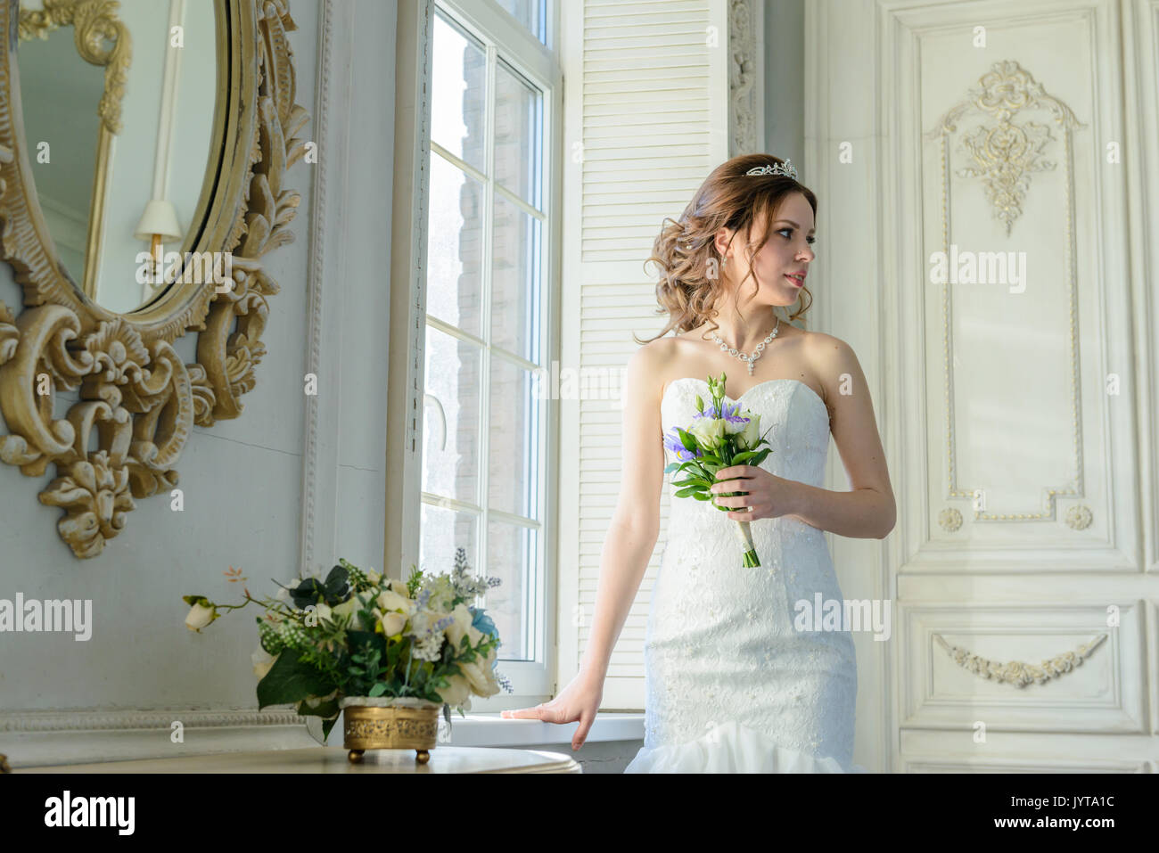 Young attractive madame en robe de mariage en studio Banque D'Images