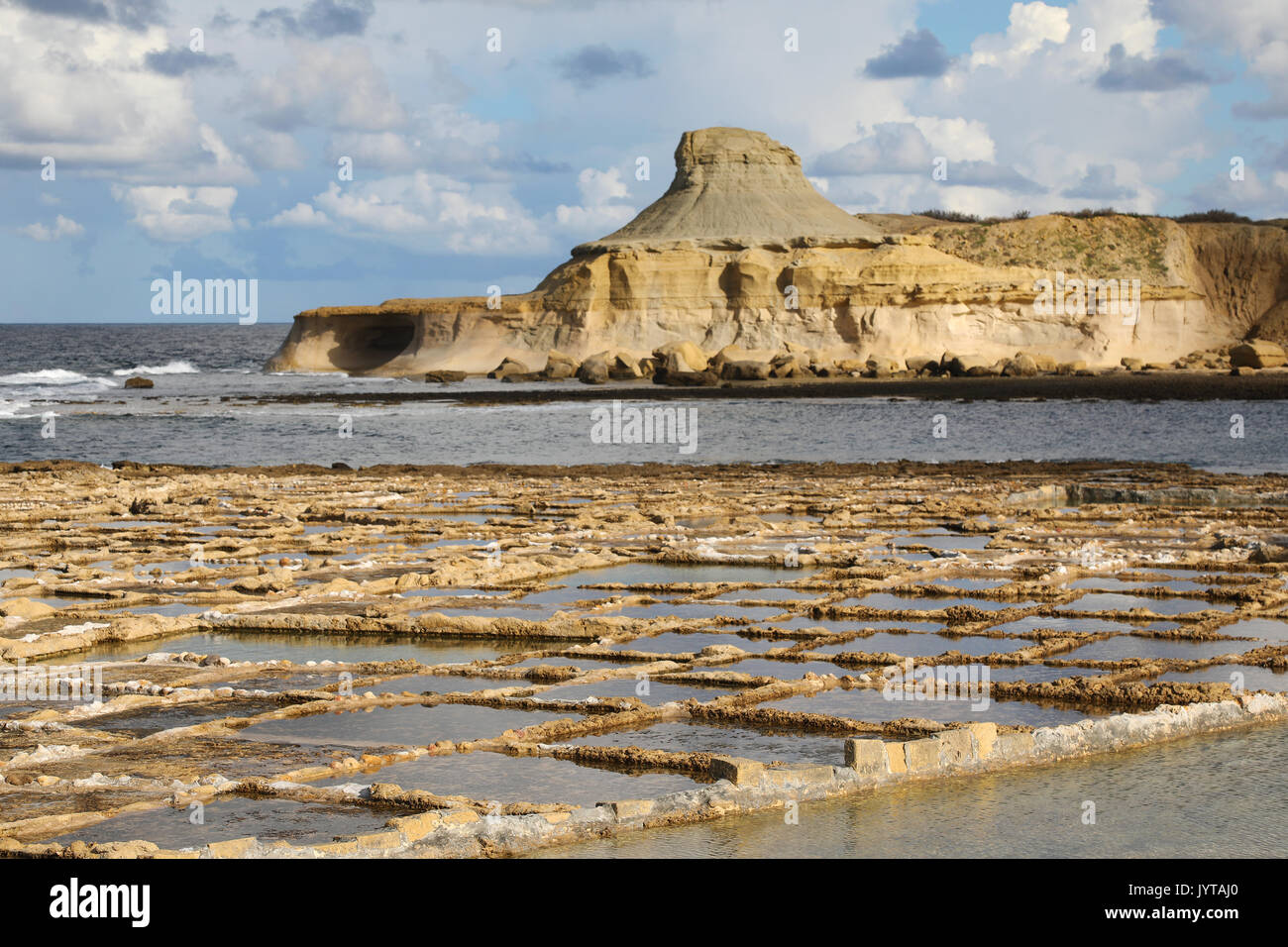 Les étangs d'évaporation de sel au large de la côte de Gozo Banque D'Images