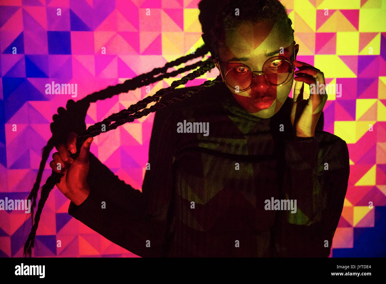 Motif coloré de la création d'éclairage de projection sur les belles femmes avec la peau noire Banque D'Images