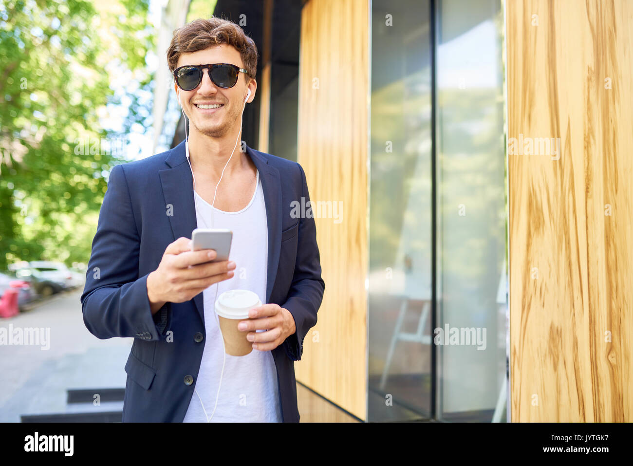 Beau Jeune homme en train de marcher en ville Banque D'Images