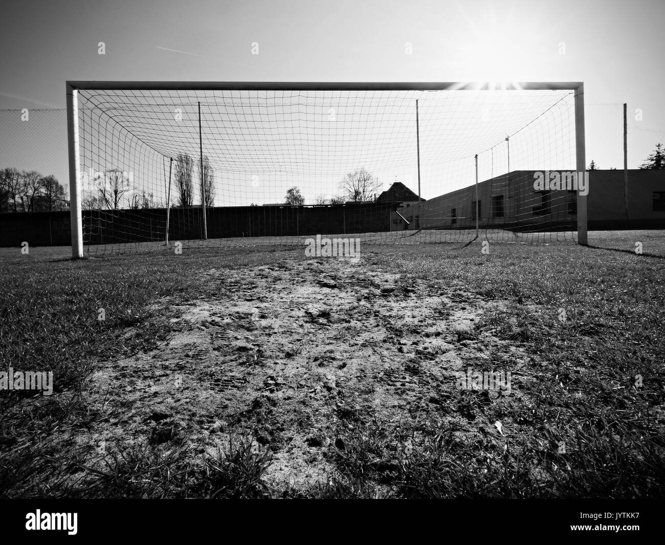 Bleu Jaune plié accrocher des filets de soccer, football soccer net. Terrain de football sur herbe à l'arrière-plan Banque D'Images