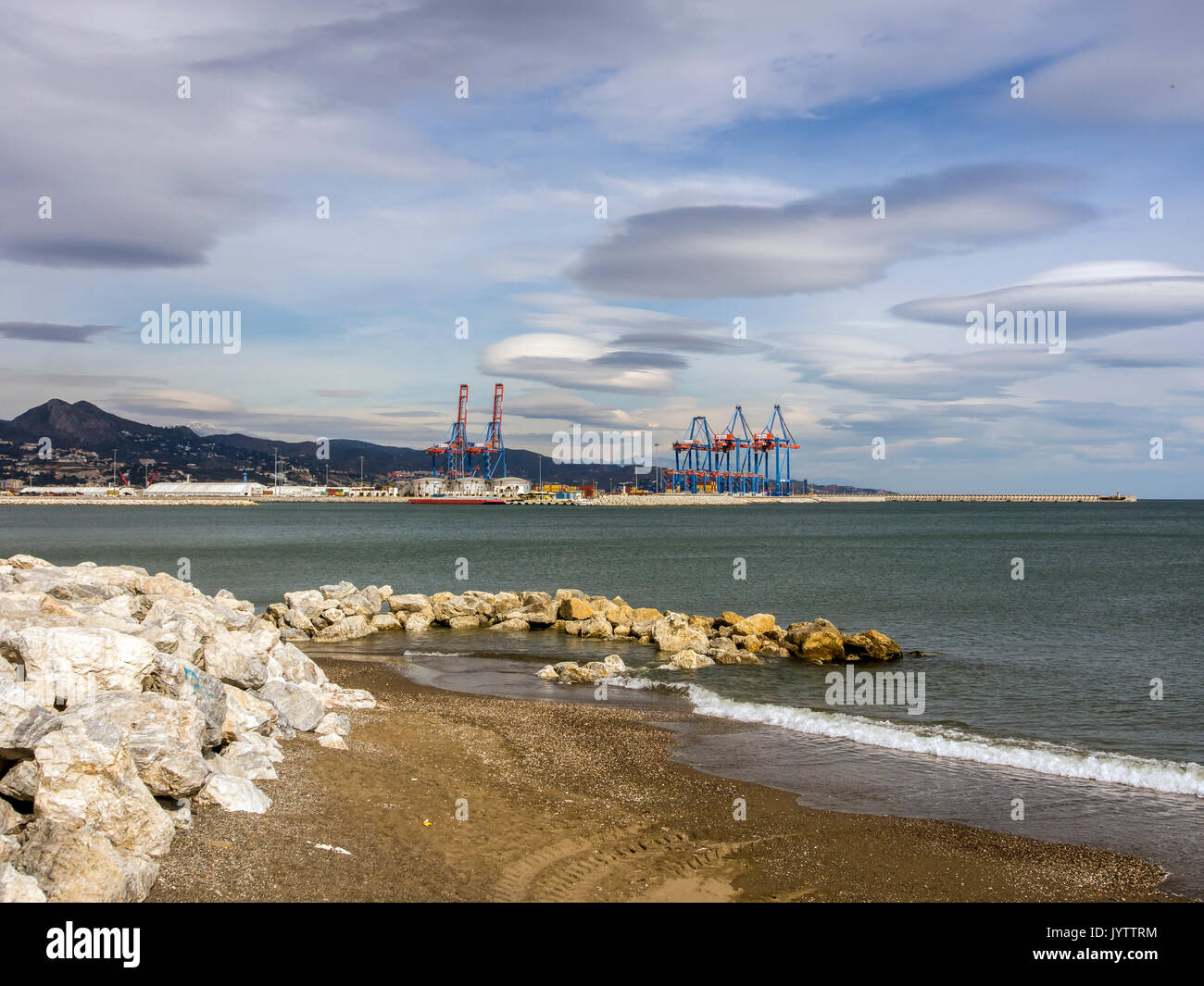 MALAGA, ESPAGNE - 09 MARS 2016 : vue sur la plage en direction du port Banque D'Images