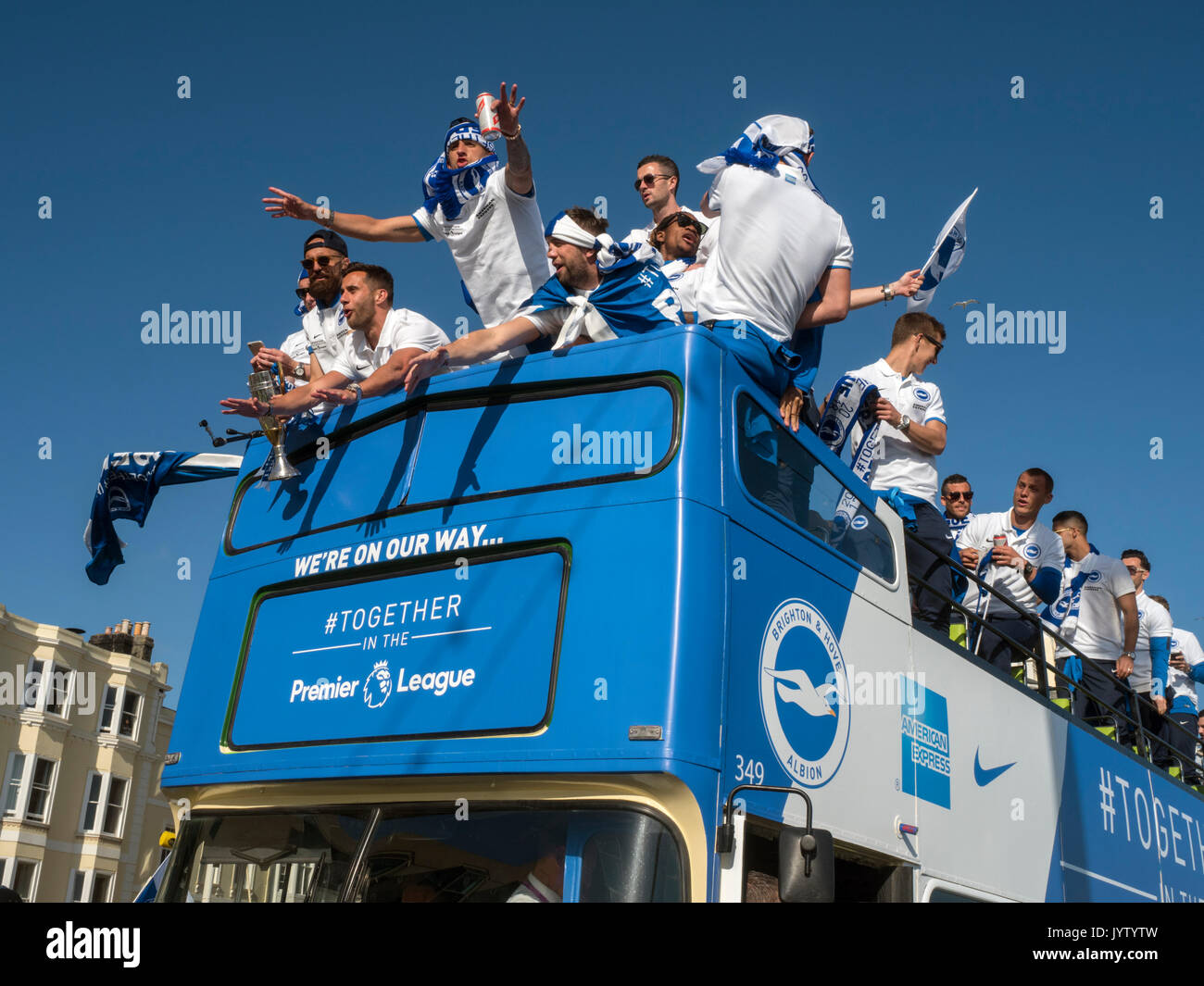 Brighton et Hove Albion, les mouettes, victory procession à travers la ville dans un bus après avoir été promu en Premier League en 2017 Banque D'Images