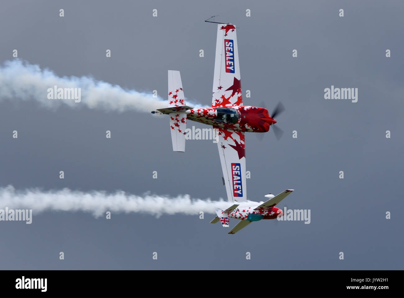 Full Size voltige Extra d'aéronefs affichant avec une échelle dans un modèle de commande radio paires uniques affichage à Biggin Hill Festival de l'Airshow Vol. Banque D'Images