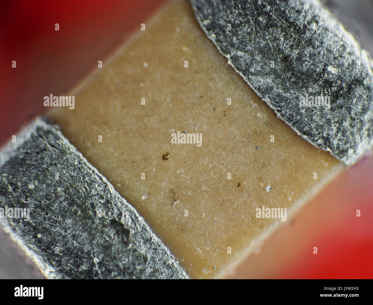 La lumière réfléchie d'une micrographie de condensateur à montage en surface, sur la zone est d'environ 1,7 mm de large Banque D'Images