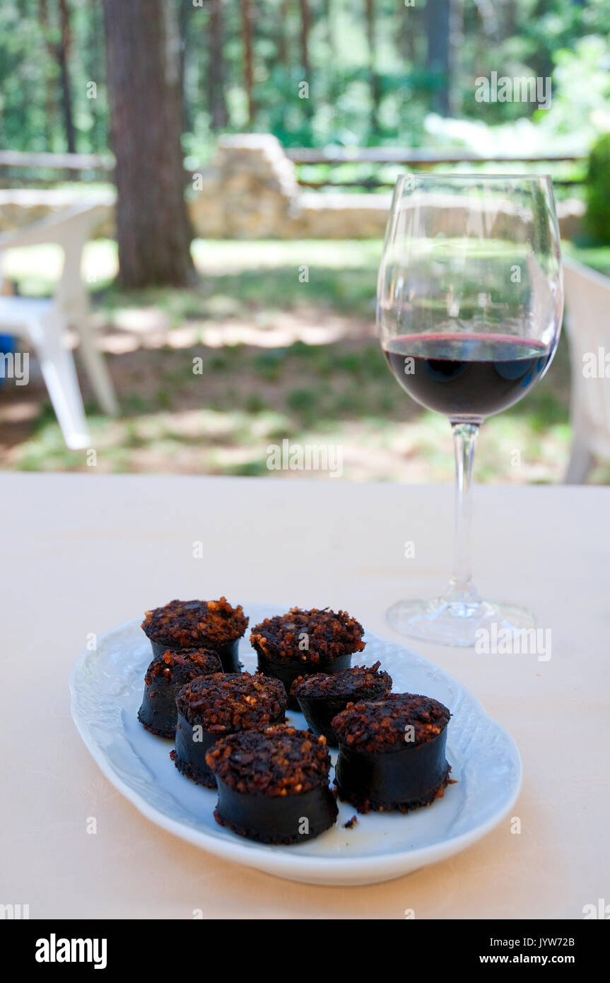 Morcilla servant et de vin rouge. L'Espagne. Banque D'Images