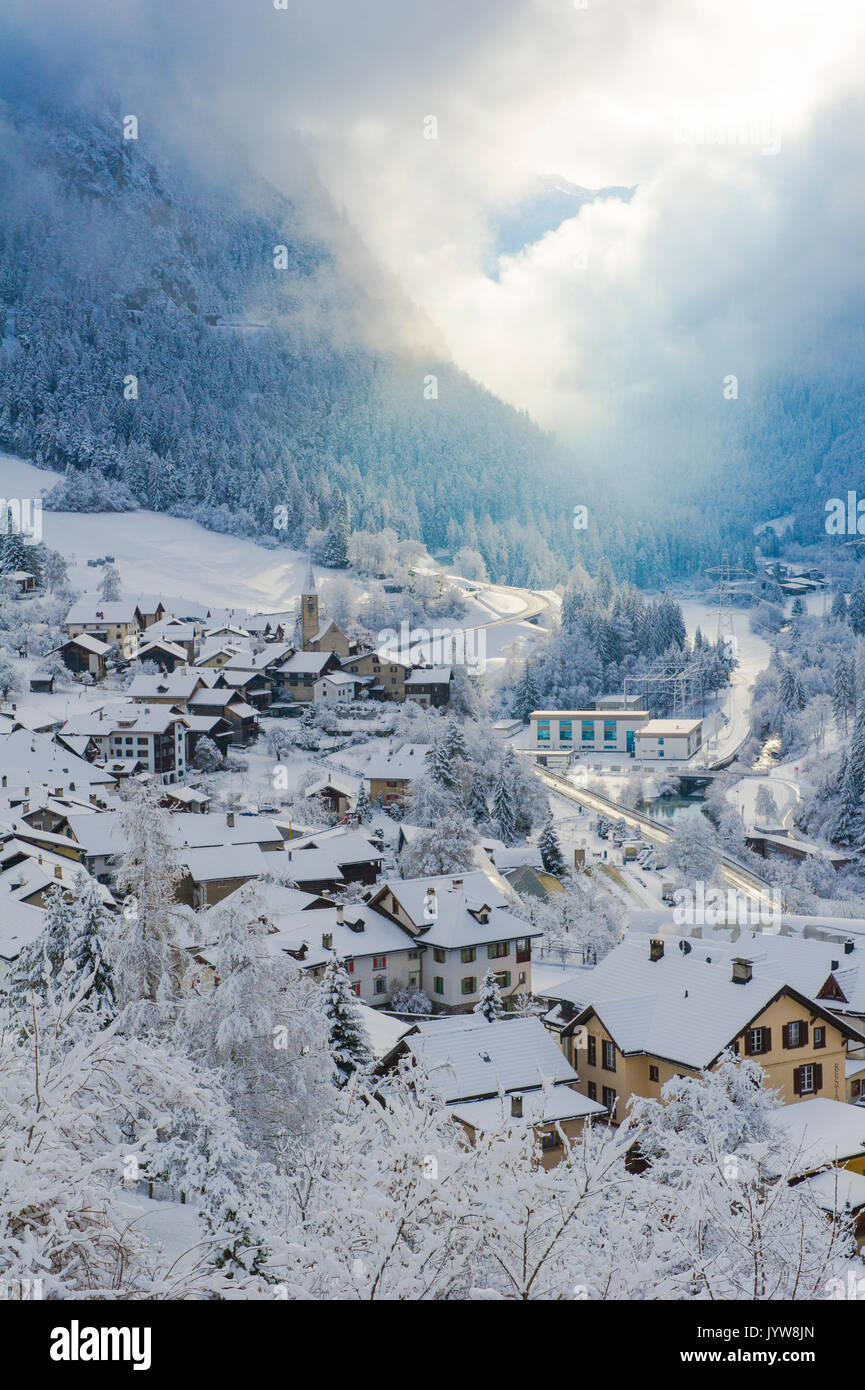 La petite ville de Filisur avec de la neige en hiver. La Suisse, Europe Banque D'Images