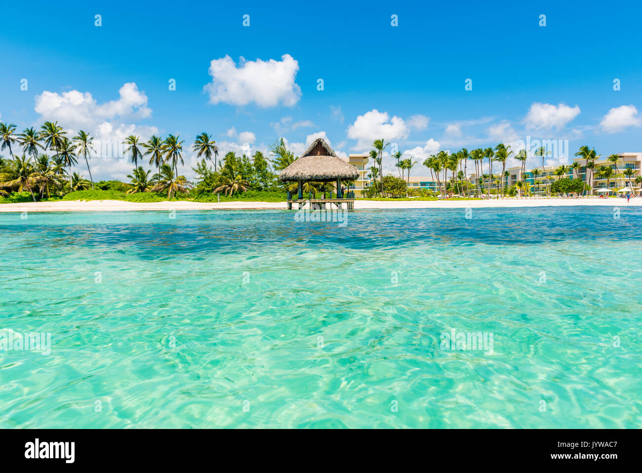 Playa Blanca, Punta Cana, République dominicaine, la mer des Caraïbes. Hutte de chaume sur la plage. Banque D'Images