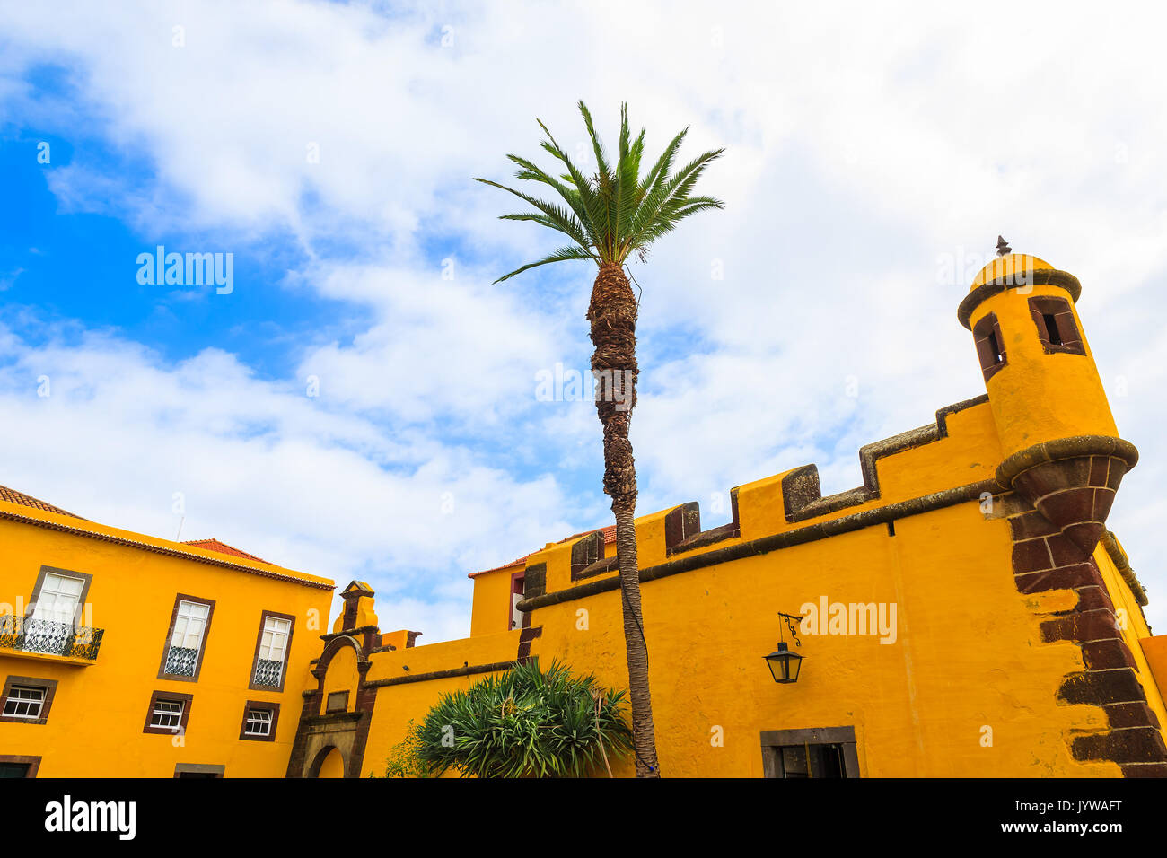 Façade couleur jaune avec windows de vieille forteresse Sao Tiago dans Funchal, île de Madère, Portugal Banque D'Images