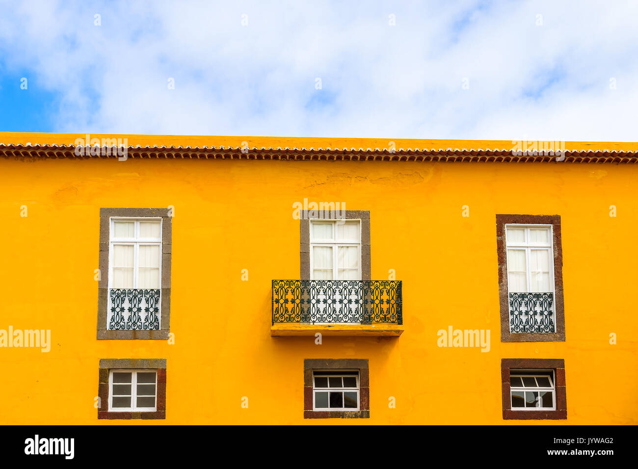 Façade couleur jaune avec windows de vieille forteresse Sao Tiago dans Funchal, île de Madère, Portugal Banque D'Images