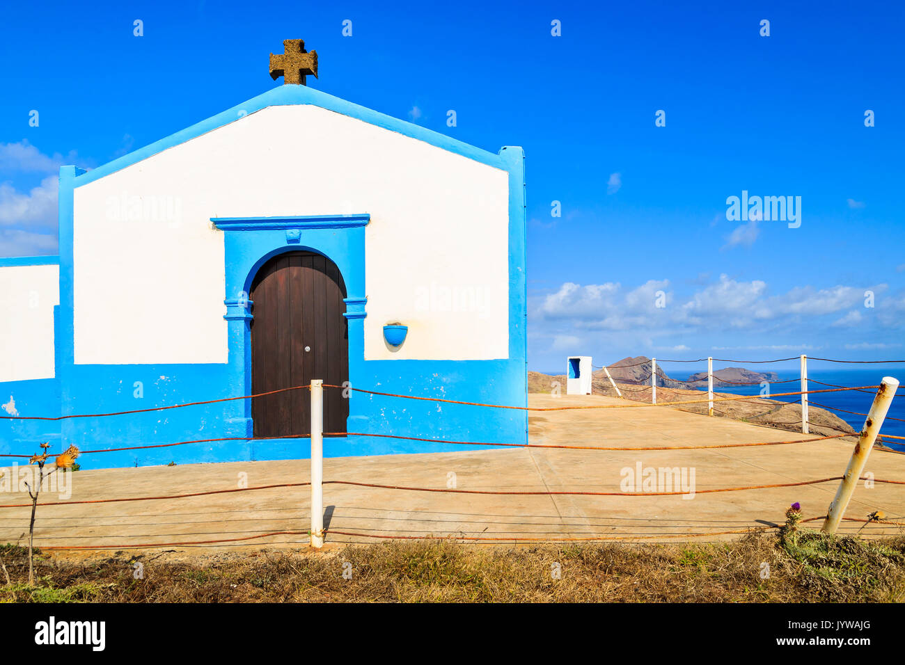 Couleur blanc et bleu petite église au sommet d'une falaise près de Canical ville sur la côte de l'île de Madère, Portugal Banque D'Images