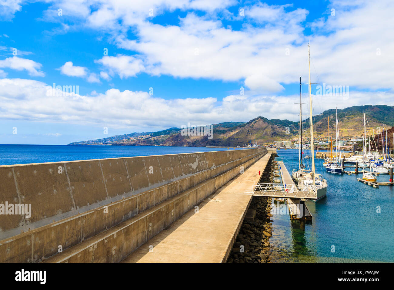 Vue sur port de plaisance près de Canical ville sur la côte de l'île de Madère, Portugal Banque D'Images