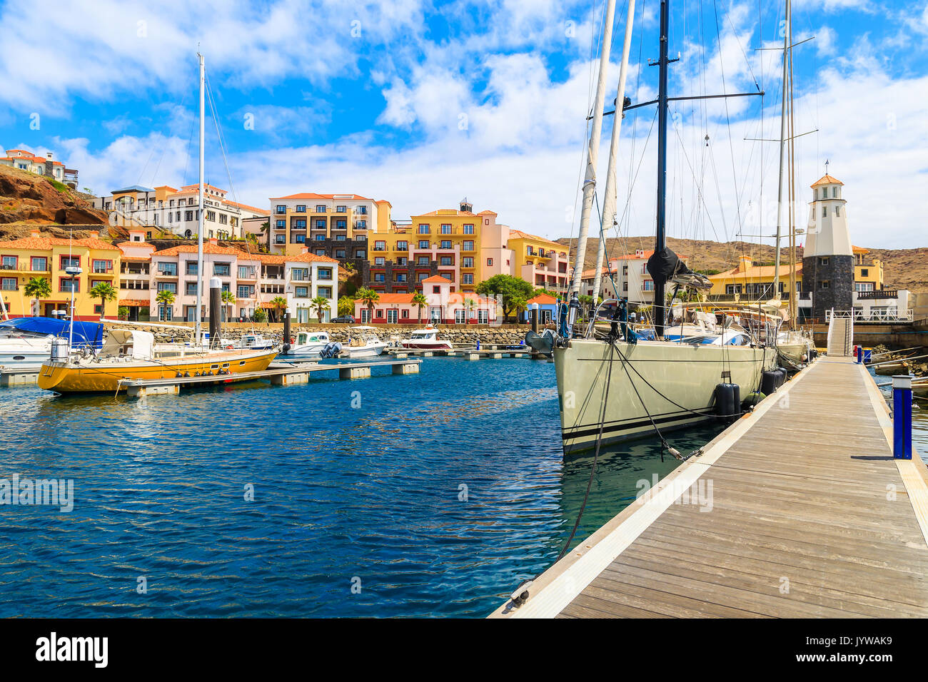 Bateaux à voile à port aux maisons colorées près de Canical ville sur la côte de l'île de Madère, Portugal Banque D'Images
