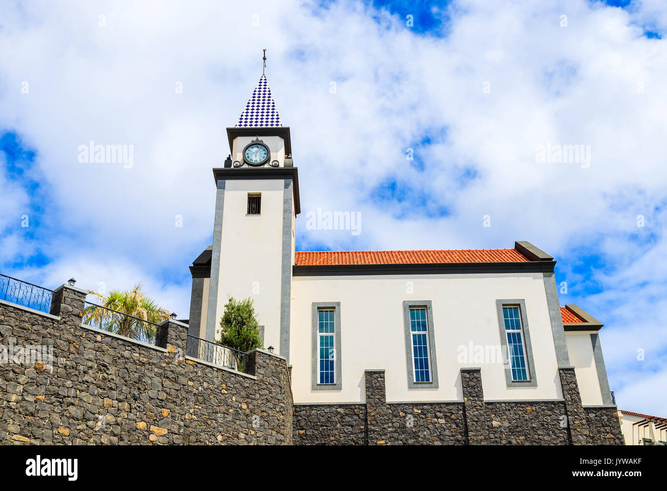 Bâtiment de l'église contre le ciel bleu avec des nuages blancs sur la côte de l'île de Madère, Portugal Banque D'Images