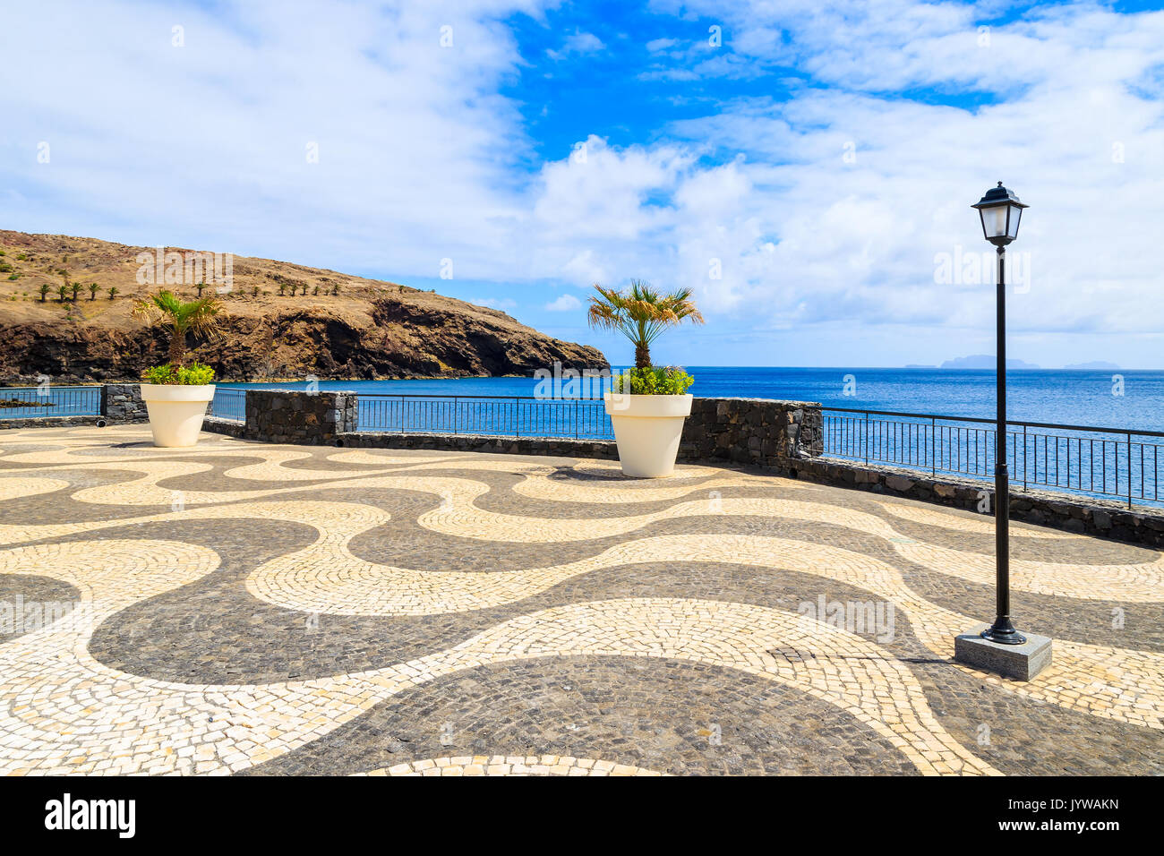 Vue sur l'océan le long de la promenade côtière près de Canical ville, l'île de Madère, Portugal Banque D'Images