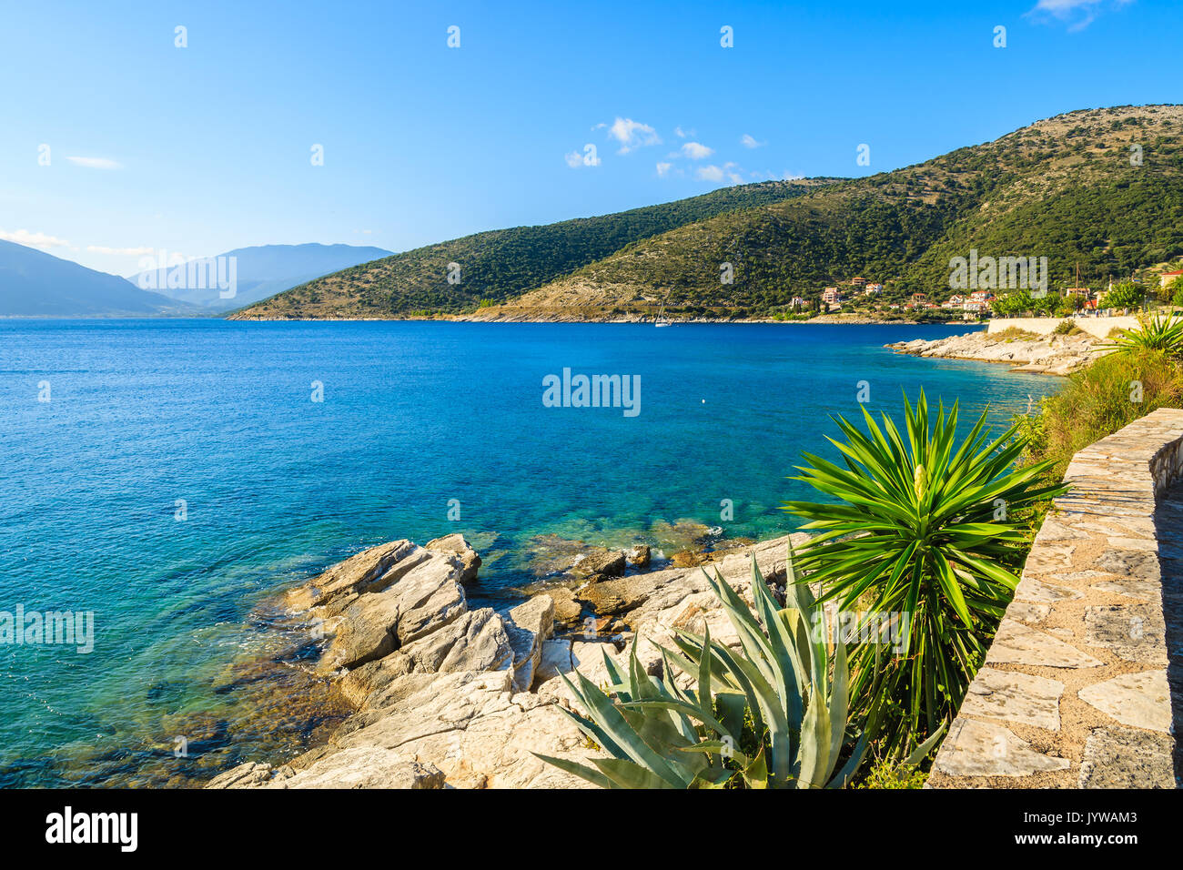 Sentier du littoral avec agave plantes le long de la mer village Agia Efimia, l'île de Céphalonie, Grèce Banque D'Images