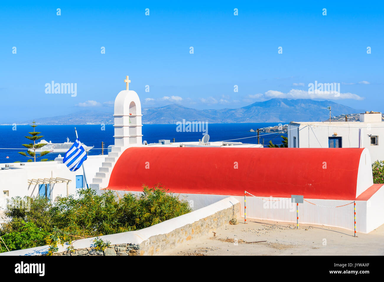 Grec typique église blanche au toit rouge et vue sur le port de Mykonos, l'île de Mykonos, Cyclades, Grèce Banque D'Images