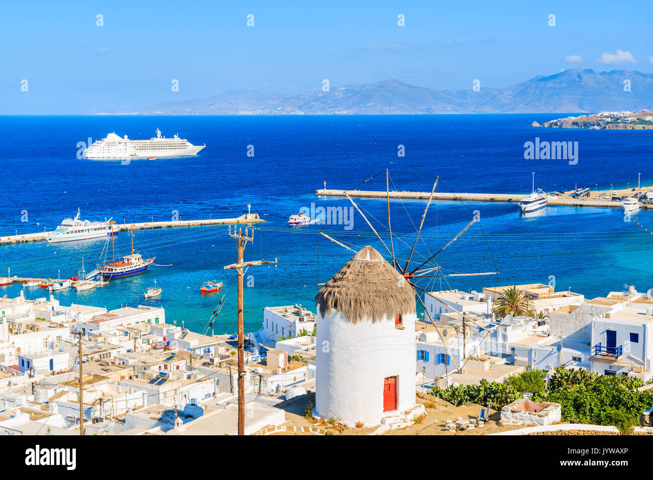 Célèbre moulin rouge blanc avec porte donnant sur le port de Mykonos, l'île de Mykonos, Grèce Banque D'Images