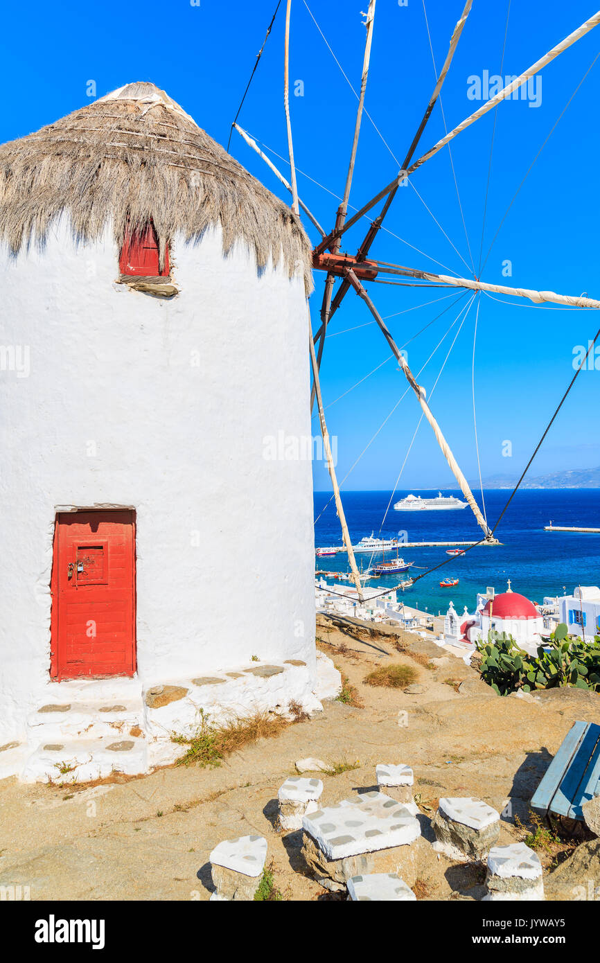 Célèbre moulin rouge blanc avec porte donnant sur le port de Mykonos, l'île de Mykonos, Grèce Banque D'Images