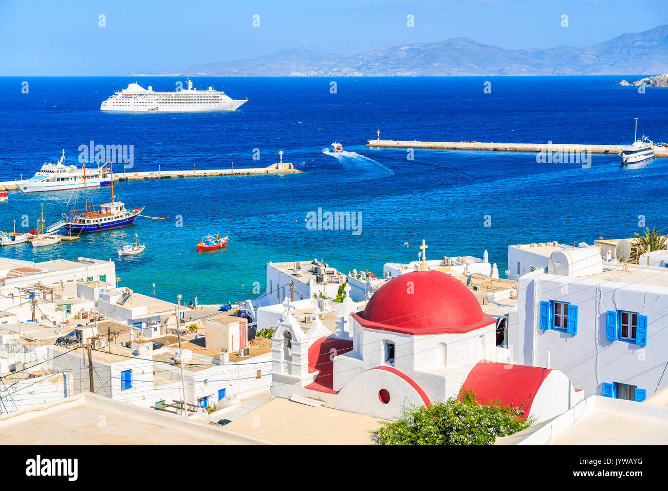 Grec typique église blanche avec dôme rouge et vue sur le port de Mykonos, l'île de Mykonos, Cyclades, Grèce Banque D'Images