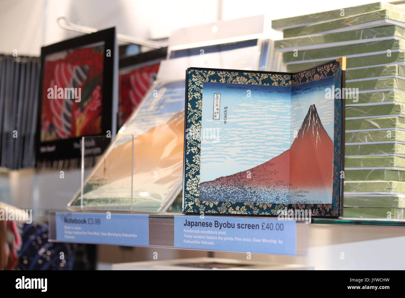 Le thème Hokusai articles à vendre dans la 'Hokusai : au-delà de la grande vague d'exposition des cadeaux, au British Museum, Londres (mai-août 2017) Banque D'Images