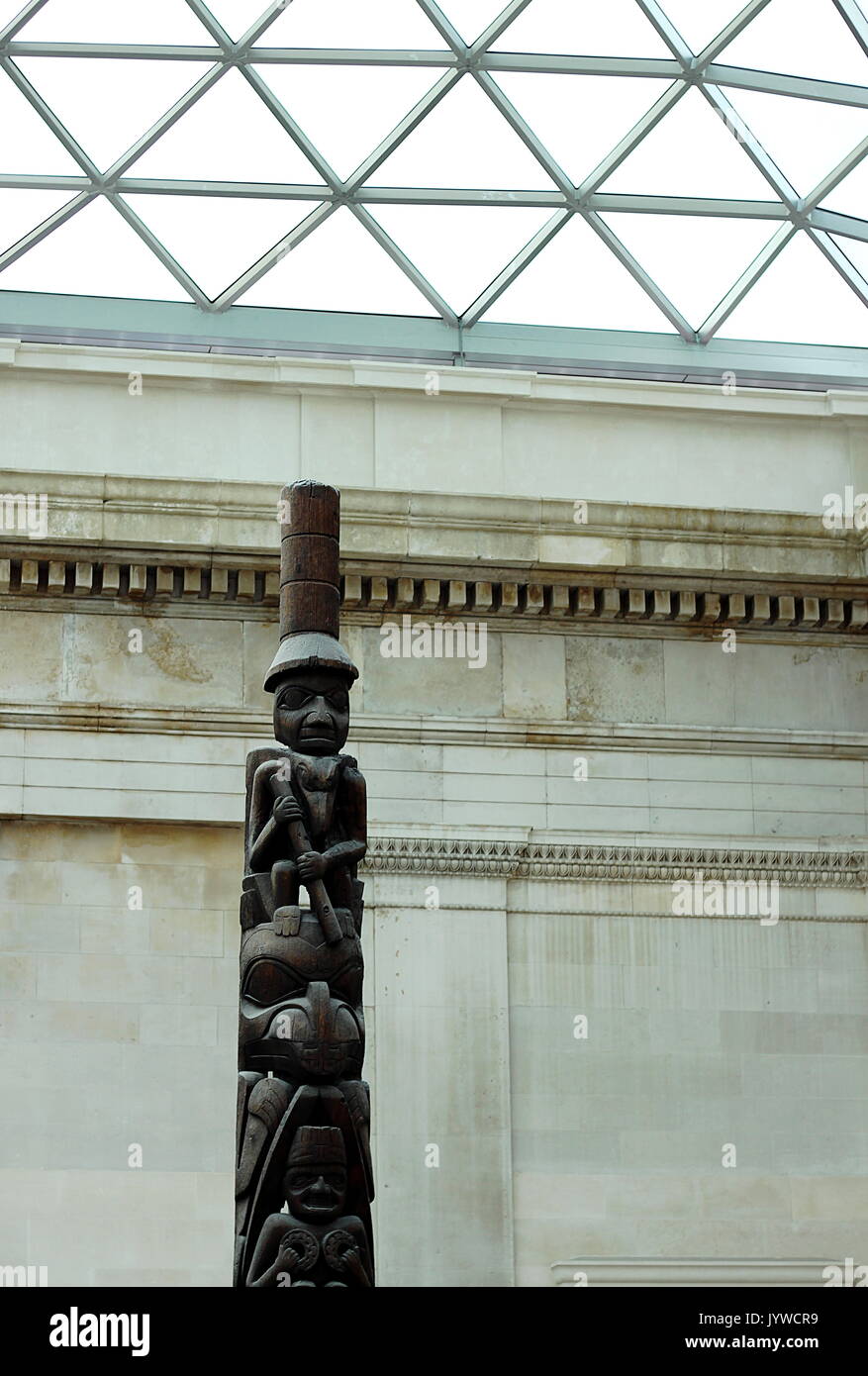 Le Kayung 12 mètres mât totémique, fabriqués à partir de cèdre par les Haïdas de la Colombie-Britannique. Maintenant dans la grande cour du British Museum, Londres Banque D'Images