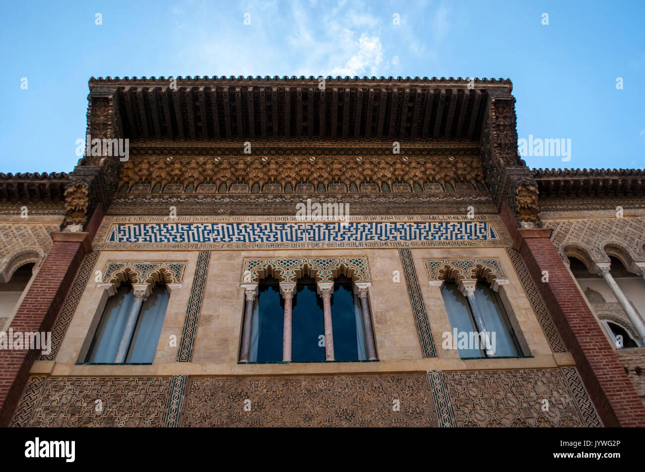 Les fenêtres de la décoration du palais mudéjar de Pedro I, conçu dans le style mauresque pour un chrétien d'une règle, une partie de l'Alcazar de Séville, le palais royal Banque D'Images
