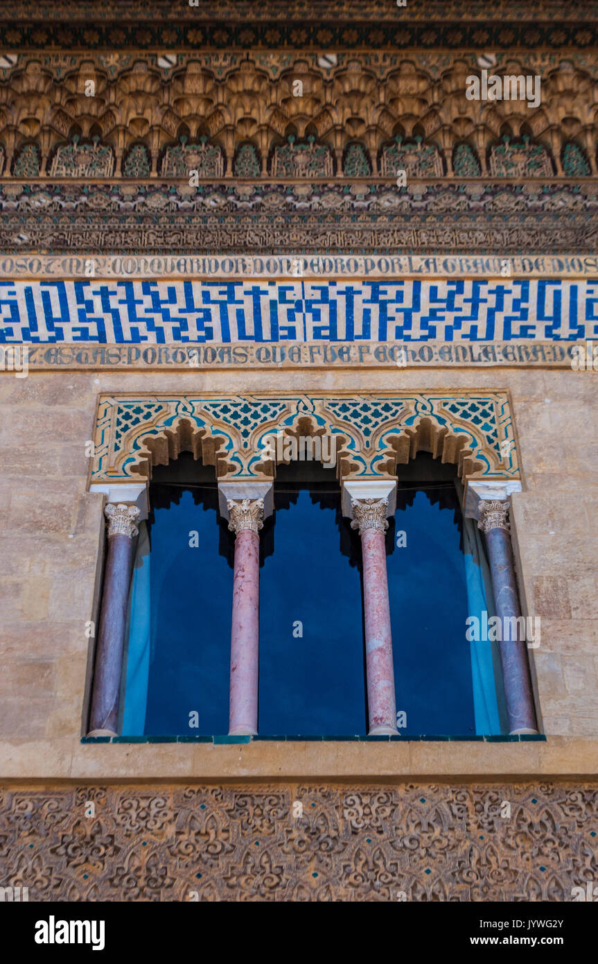 Les fenêtres de la décoration du palais mudéjar de Pedro I, conçu dans le style mauresque pour un chrétien d'une règle, une partie de l'Alcazar de Séville, le palais royal Banque D'Images