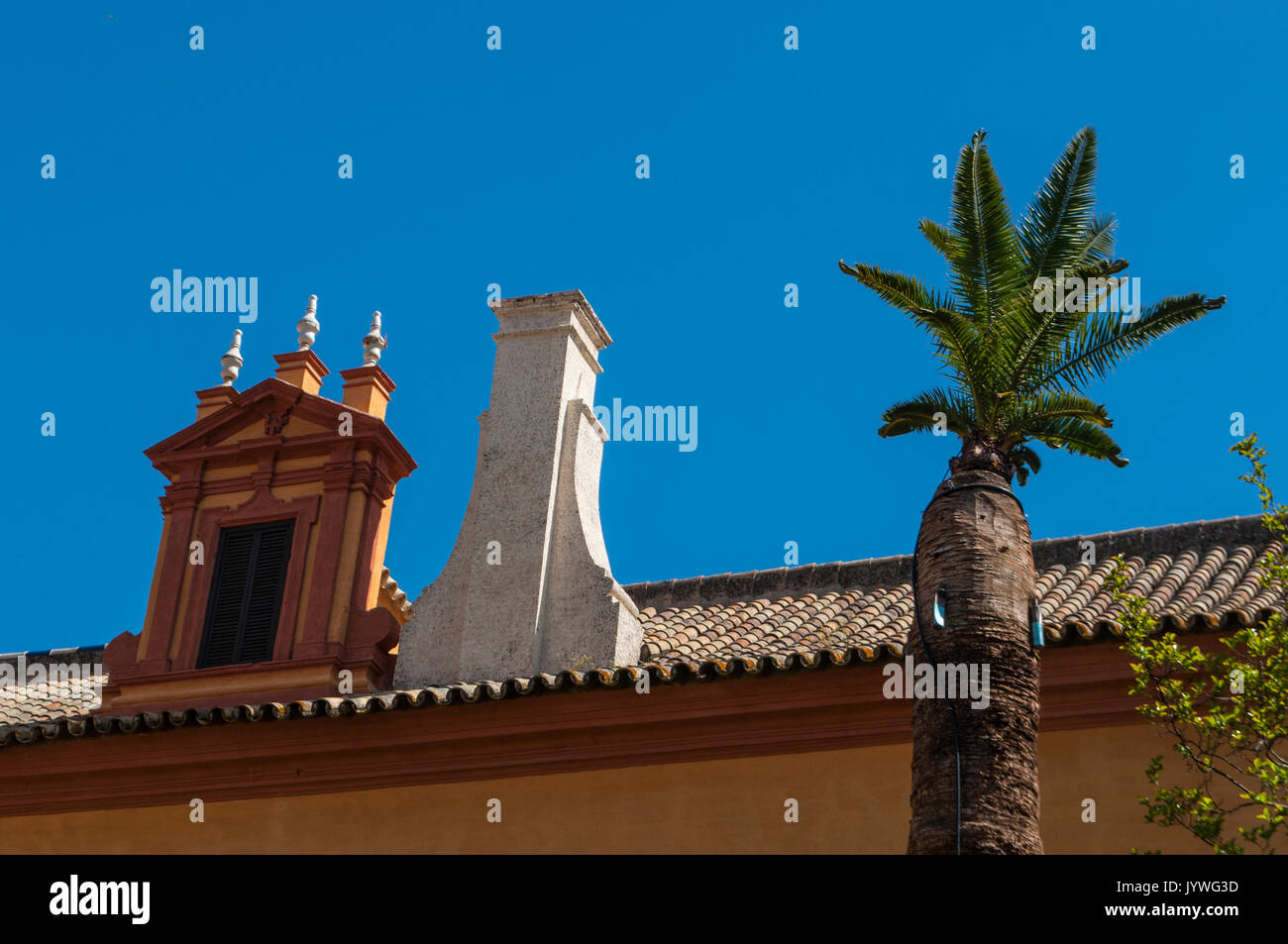 Le Patio del Crucero, une cour de l'Alcazar de Séville, le palais royal exemple de l'architecture mudéjar et décorations de style Renaissance et Baroque Banque D'Images